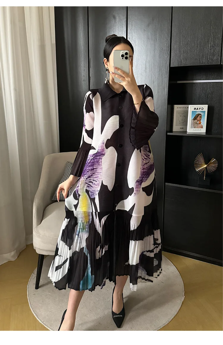 Miyake Plissierter Cardigan mit Knopfleiste, Frühjahr 2024, Neues Damenkleid mit Print, Revers und Blütenknospenärmeln, Sommerliches Damenkleid in Mittellänge – Detail 12