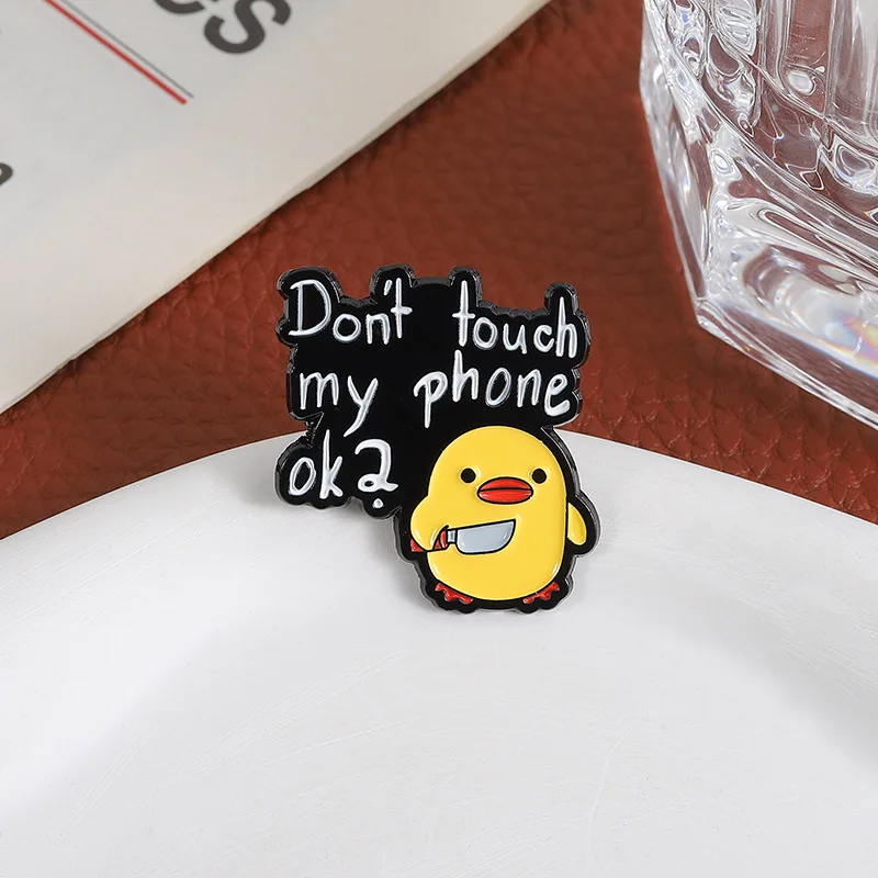 بروش البطة الصفراء الصغيرة مع سكين التصميم الإبداعي "لا تلمس هاتفي" شارة نصية حقيبة ظهر متعددة الاستخدامات هدية إكسسوارات