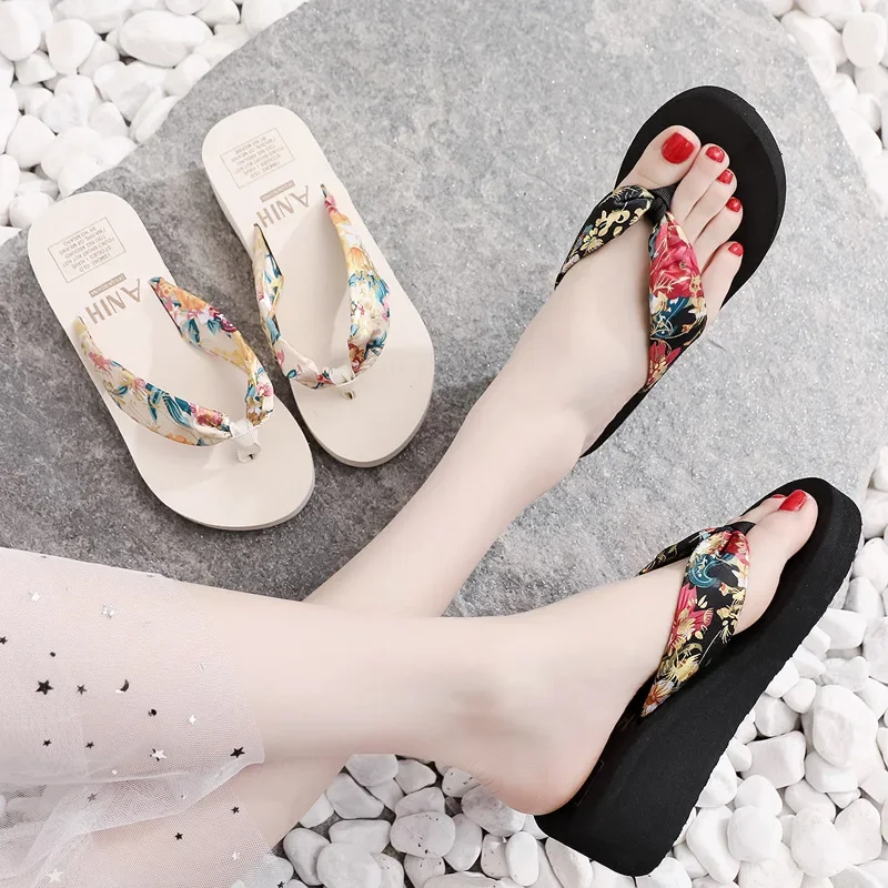 Flip Flops Women Retro Floral Platform Shoes Satin Wedges Beach Resort Shoes New Women Fashion Light Home Slippers Zapatos Mujer