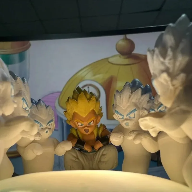 Duże potwory w serii Energy bu, winylowe pluszaki, zawieszki, pudełka, figurki z zakrytymi twarzami, breloczki, prezenty.