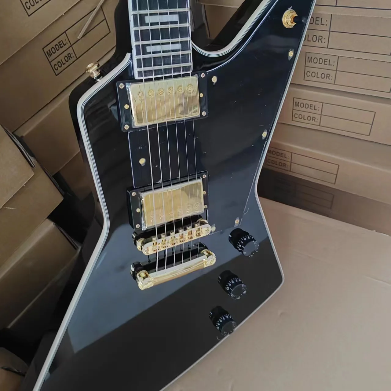 High-end black electric guitar, very high-end and classy, ​​and the playing effect is very good