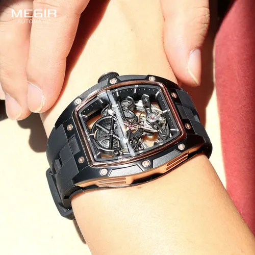 Imagen 2 del producto Reloj de pulsera automático MEGIR para hombre, correa de silicona negra a la moda, reloj mecánico deportivo luminoso resistente al agua con esfera Tonneau 2242