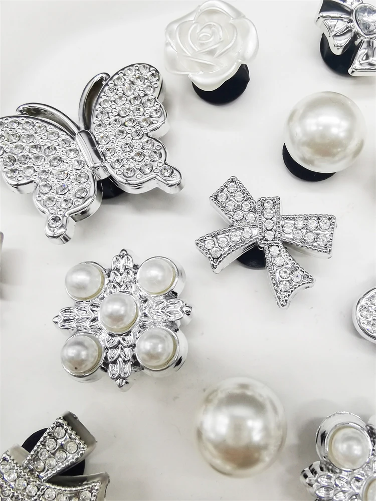 16-teiliges Set Glitzernde Silberne Schmetterling-Schuhcharms aus ABS, Schleifen- und Blumen-Schuhclips, DIY-Dekorationen für Clogs – Detail 3