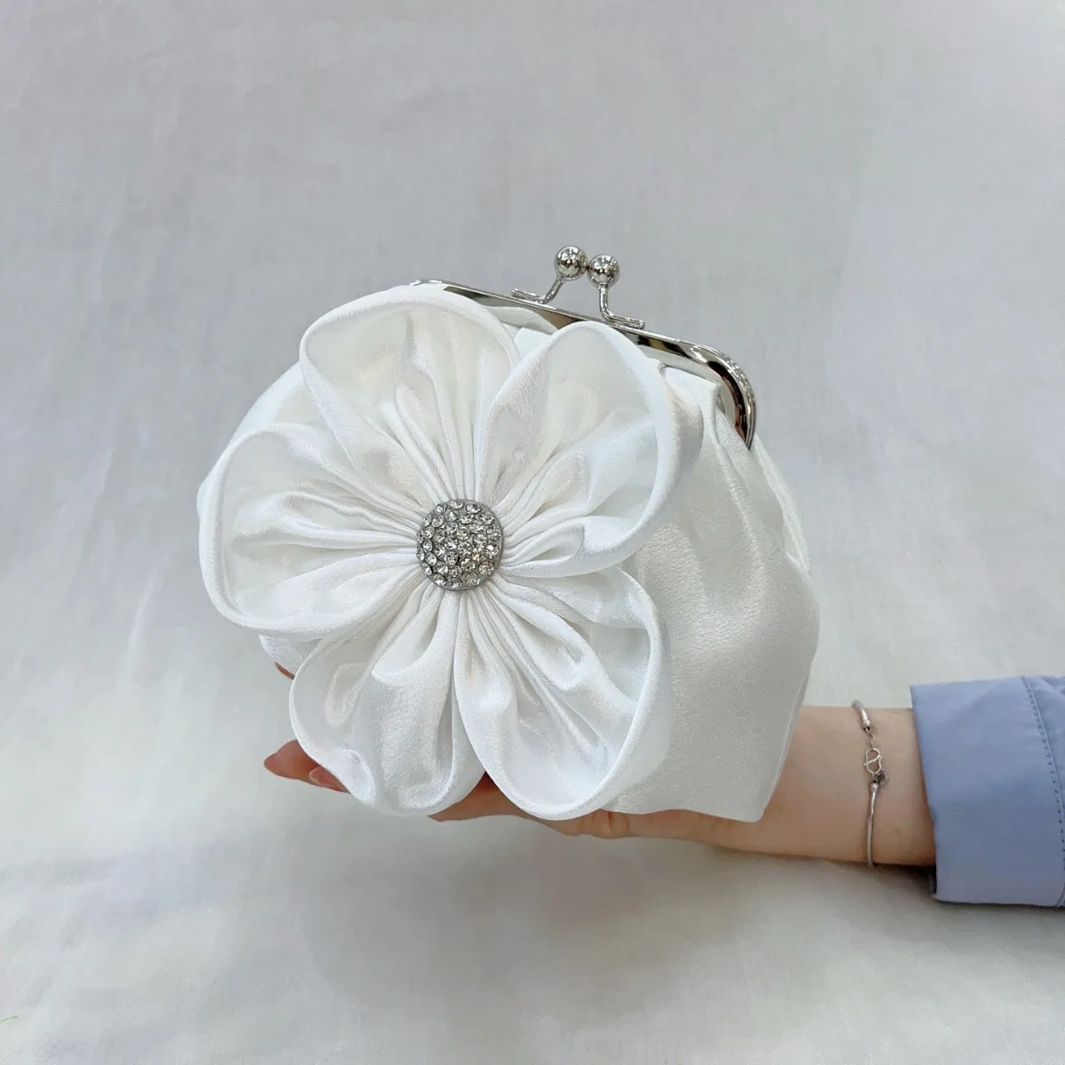

White Satin Flower Bridal Clutch Small Handbags Weding Party For Women Fashion Simple Chain Shoulder Bags Banquet Evening Bags