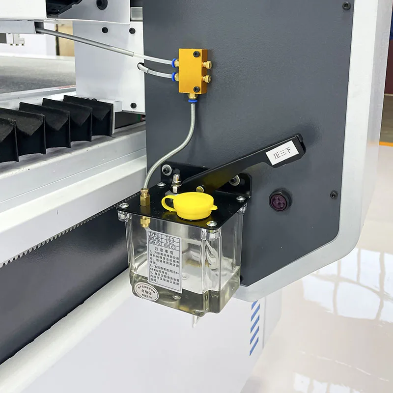 Macchina da taglio a coltello vibrante con alimentazione automatica ad alta precisione per abbigliamento/scarpe e borse