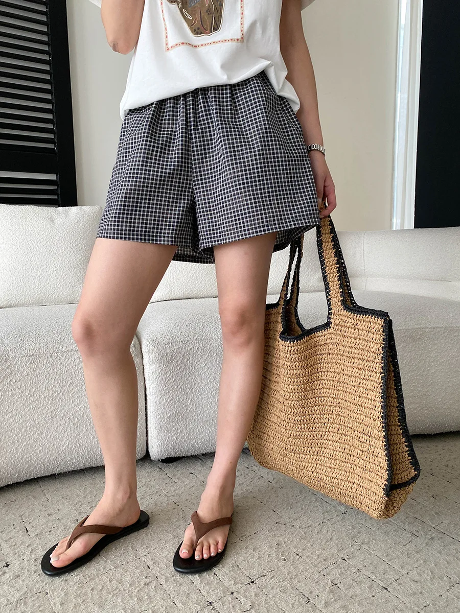 Sommerliche Damen-Shorts im Retro-Stil mit kontrastierendem Karomuster, elastischem Bund, lockerer Passform, schlankmachendem Effekt und weitem Bein. – Detail 8