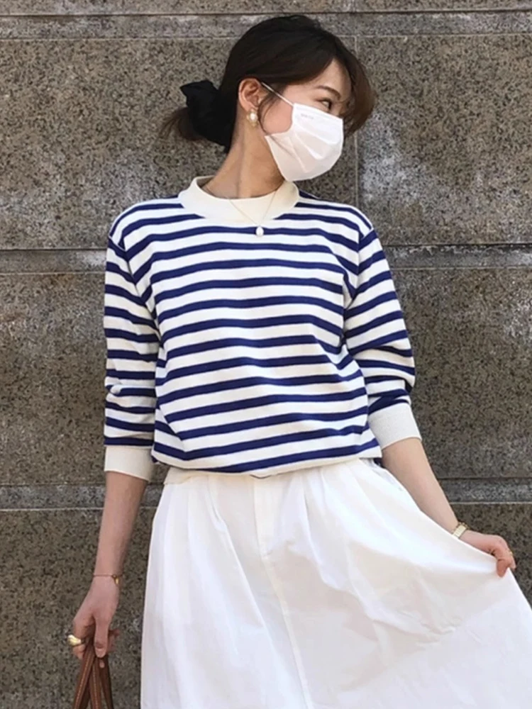 루즈핏 한국 스타일 여성 니트 스웨터 블루 화이트 스트라이프 오버사이즈 부드럽고 편안한 라운드 넥 풀오버 가을 패션