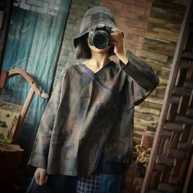 بلوزة نسائية من القطن برقبة على شكل V وأكمام طويلة قميص فضفاض 2025 خريف ريترو مطبوع عليه زهور سترة غير رسمية للخريف مقاس كبير