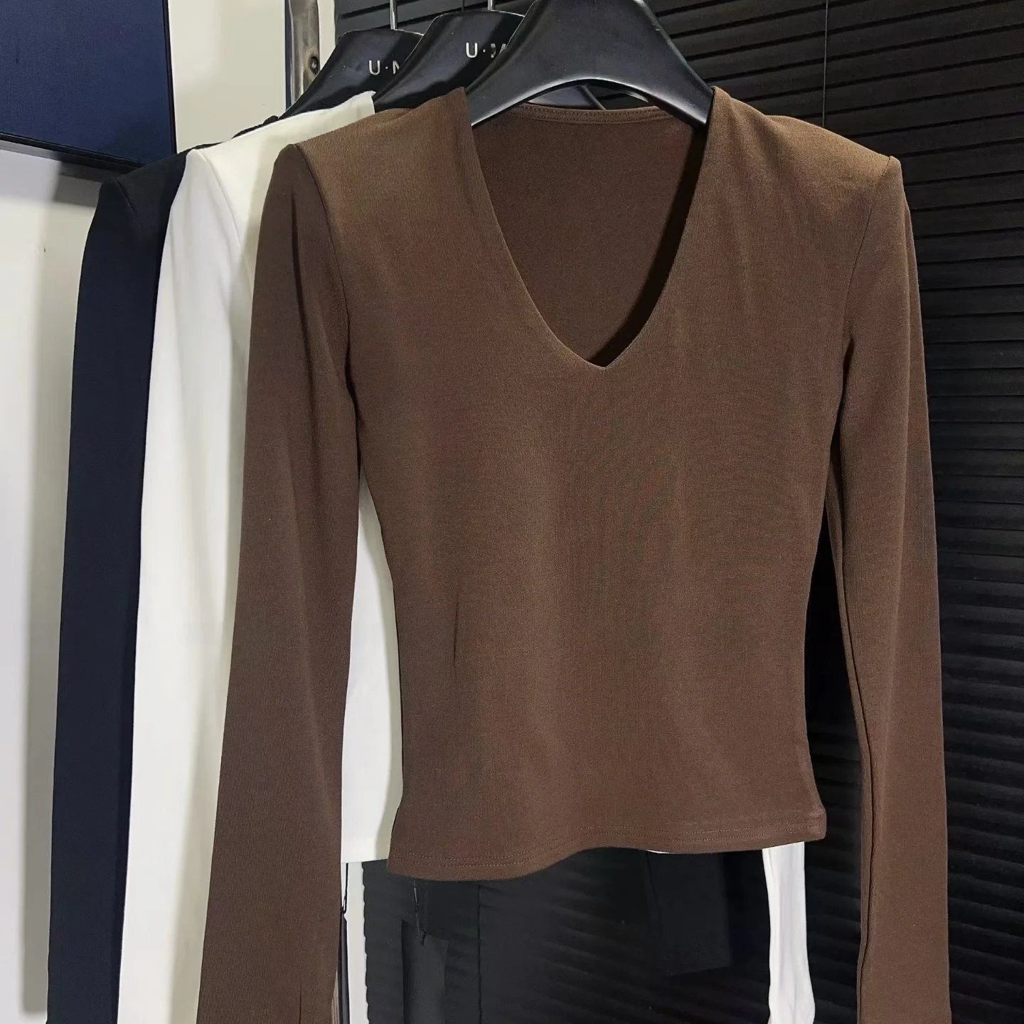 2025年冬 スリムフィット ロングスリーブ VネックTシャツ レディース フローティングショルダーパッド付きTシャツ 通勤用 暖かい 秋冬