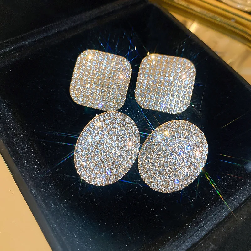 Light luxury super flash diamond-set oval rhombus, stud earrings, fashionable geometric temperament, high-end earrings for women