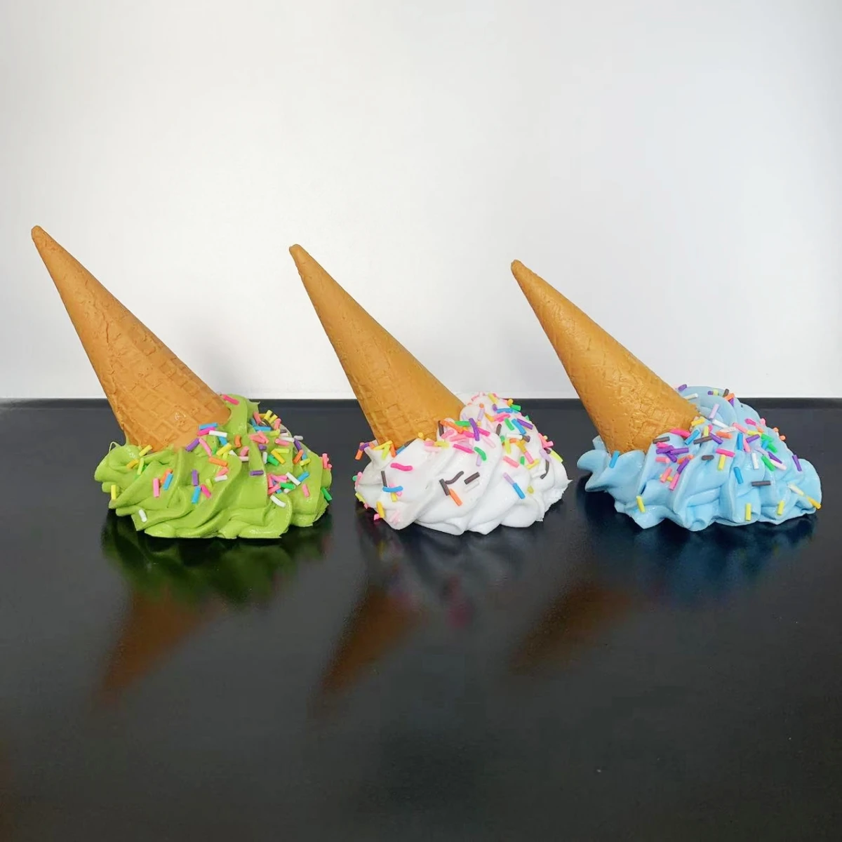 Ultra-realistisches gefälschtes gefallenes Eiscreme-Modell, lebensechte, fallende, geschmolzene Dessert-Requisite für Streichgeschenke, TikTok-Viervideos, Fotografie – Detail 5