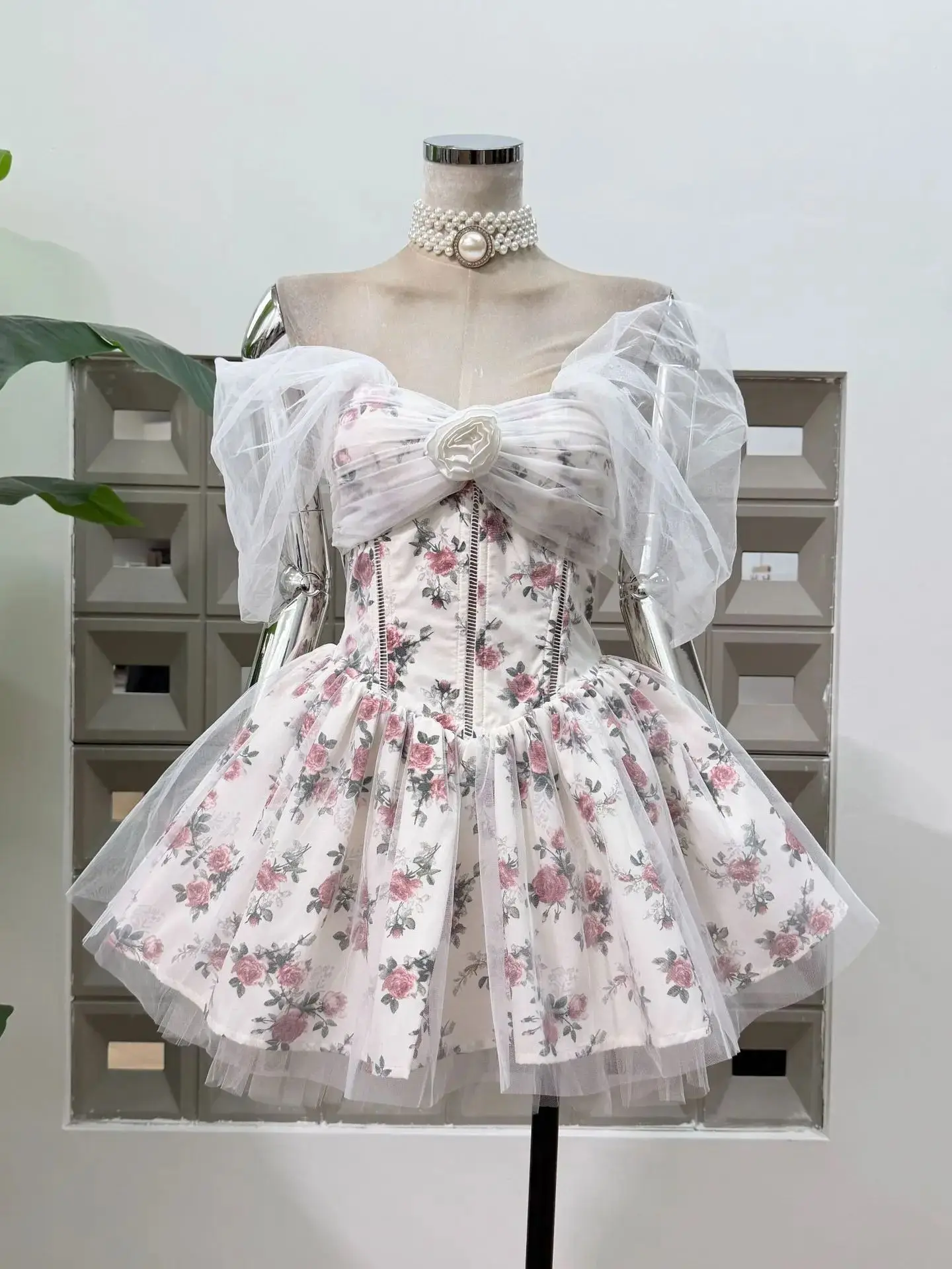 

Новое дизайнерское мини-платье без бретелек для женщин, элегантное, пышное, для клуба, вечеринки, дня рождения, торжественных мероприятий, праздников, с цветочным принтом, роскошное, в стиле знаменитостей.