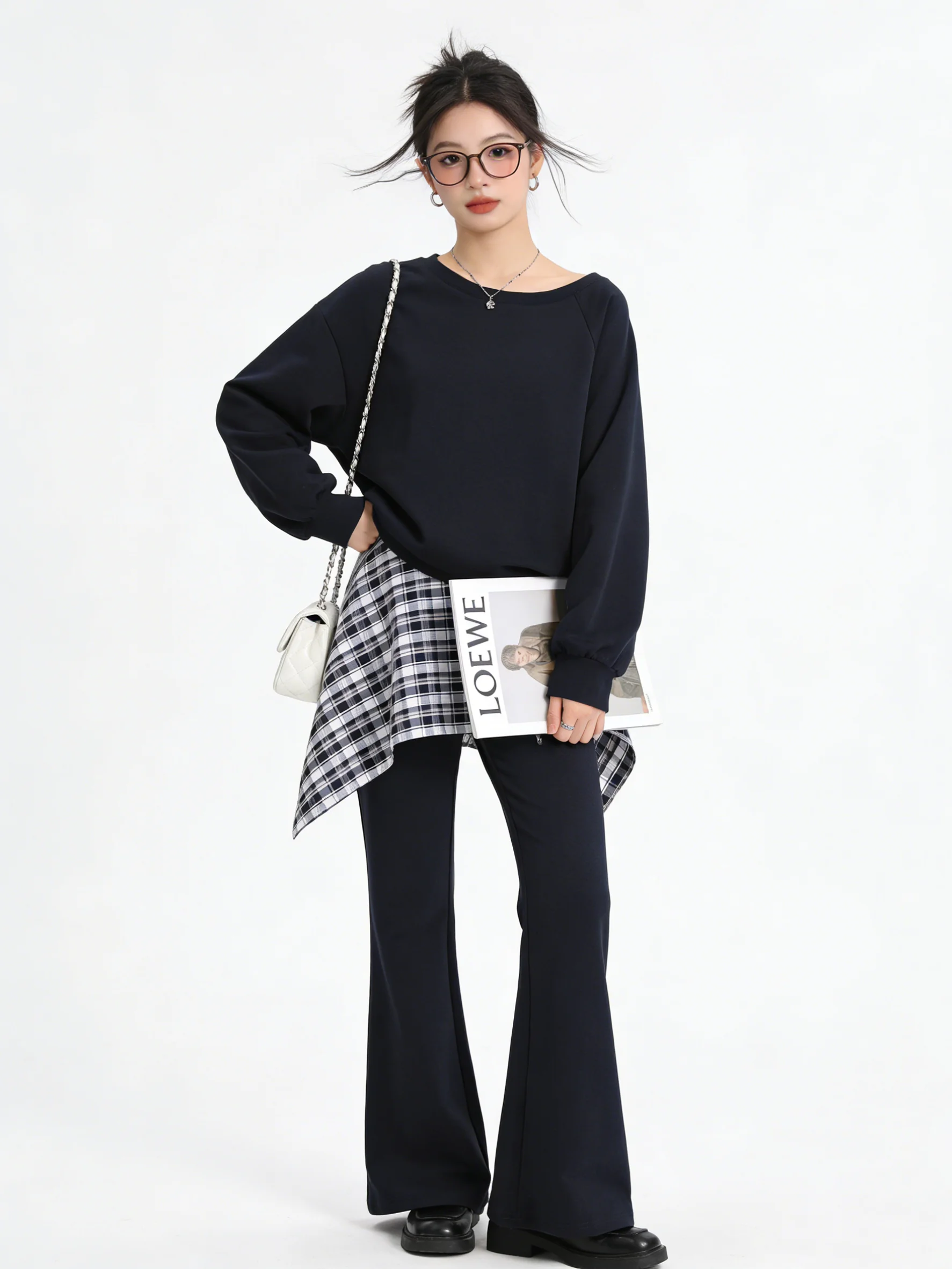 

Непринужденный ретро-костюм-двойка: свитшот с открытыми плечами и микро-клеш брюки для ранней весны. Элегантный, стройнящий силуэт, премиум-качество.