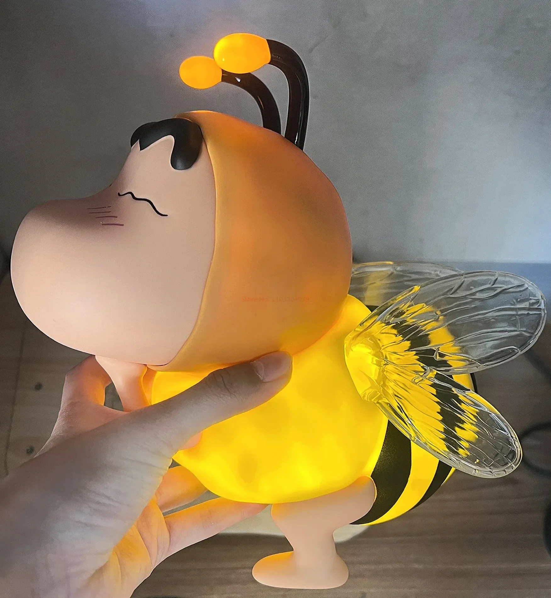 22cm Crayon Shin Chan Anime Figure Bee Cosplay 1:1 Shin-Chan con luce grande Action Figurine modelli da collezione giocattolo regalo