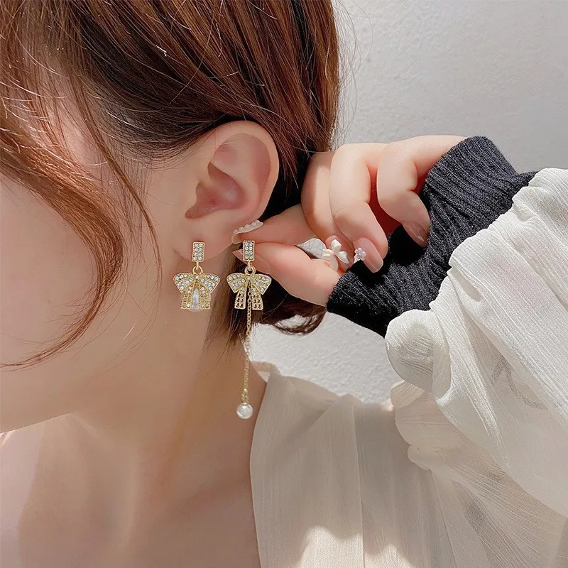 Sweet Girl Earrings Korean Version Bow Asymmetric Pearl Crystal Earrings Fashionable Temperament New Women's Clothing Sales