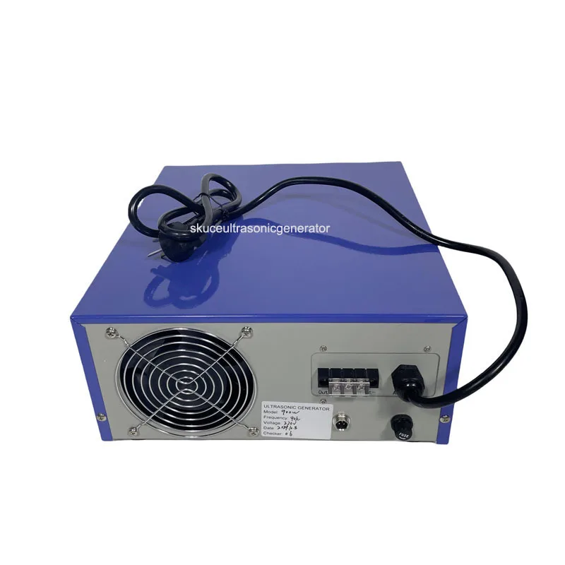 600 واط 40 كيلو هرتز أو 28 كيلو هرتز مولد خزان المياه بالموجات فوق الصوتية لآلات التنظيف بالموجات فوق الصوتية للمختبر