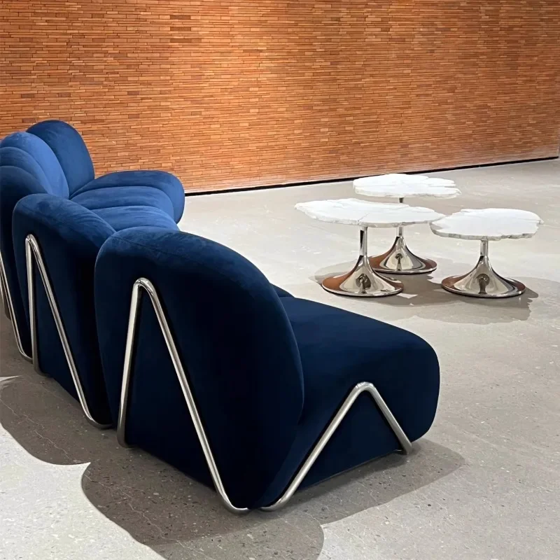 أريكة كلاسيكية سوداء بسيطة على طراز العصور الوسطى، مجموعة مجانية من الأثاث المنحني على الزاوية غير الرسمية