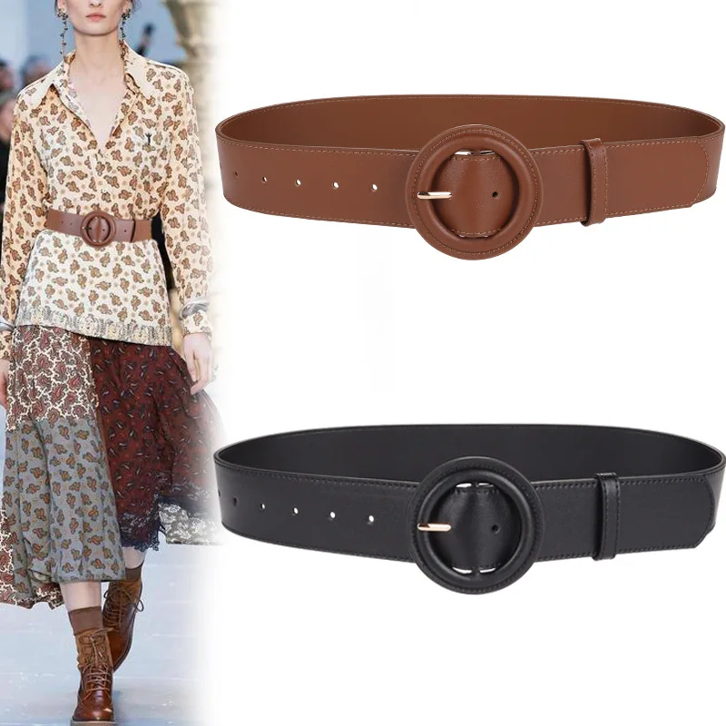 

Женское стильное универсальное декоративное пальто из натуральной кожи в сочетании с платьем, свитером и широким поясом.