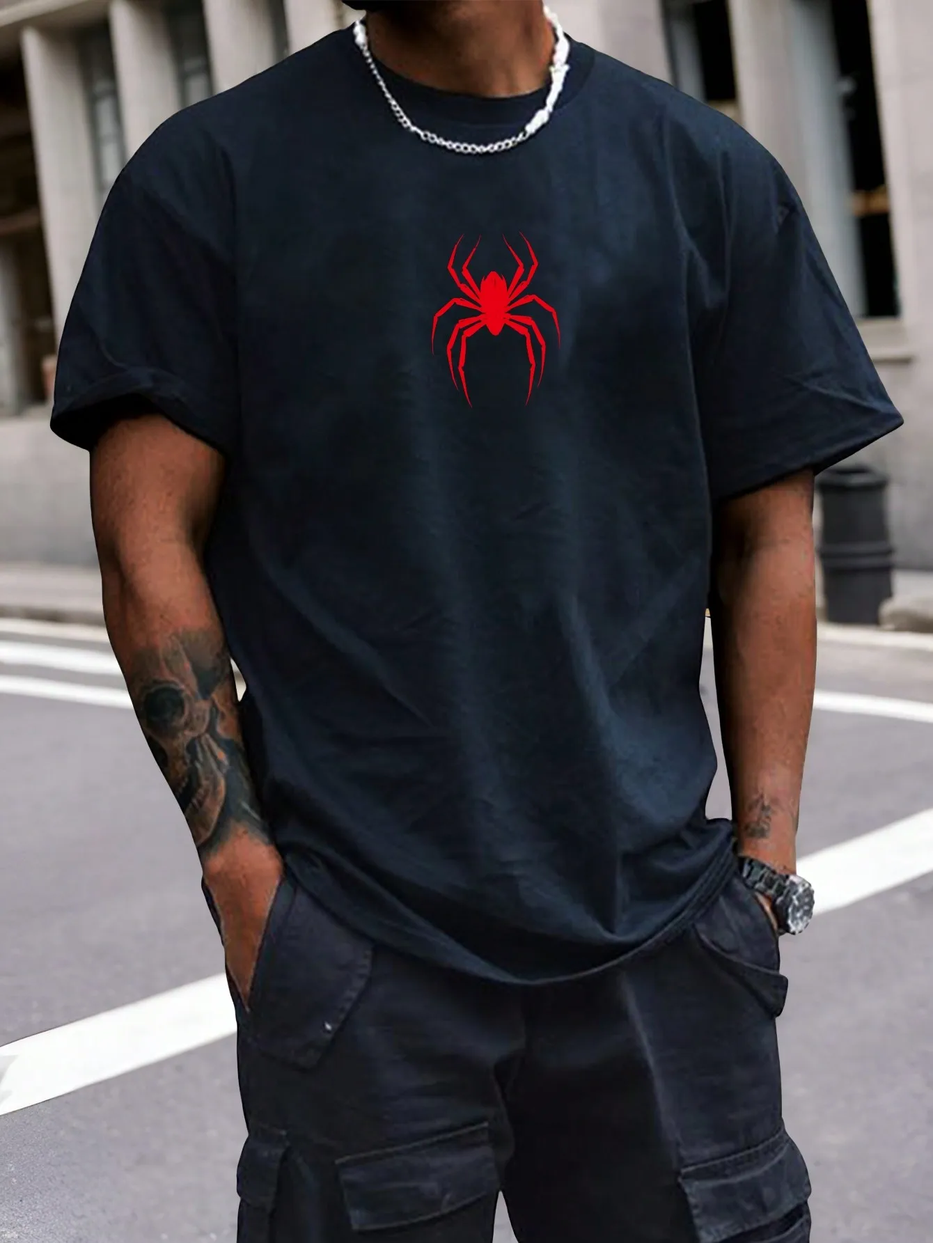 

Мужская черная футболка с круглым вырезом и коротким рукавом, с красным графическим принтом в виде паука, в стиле casual streetwear.
