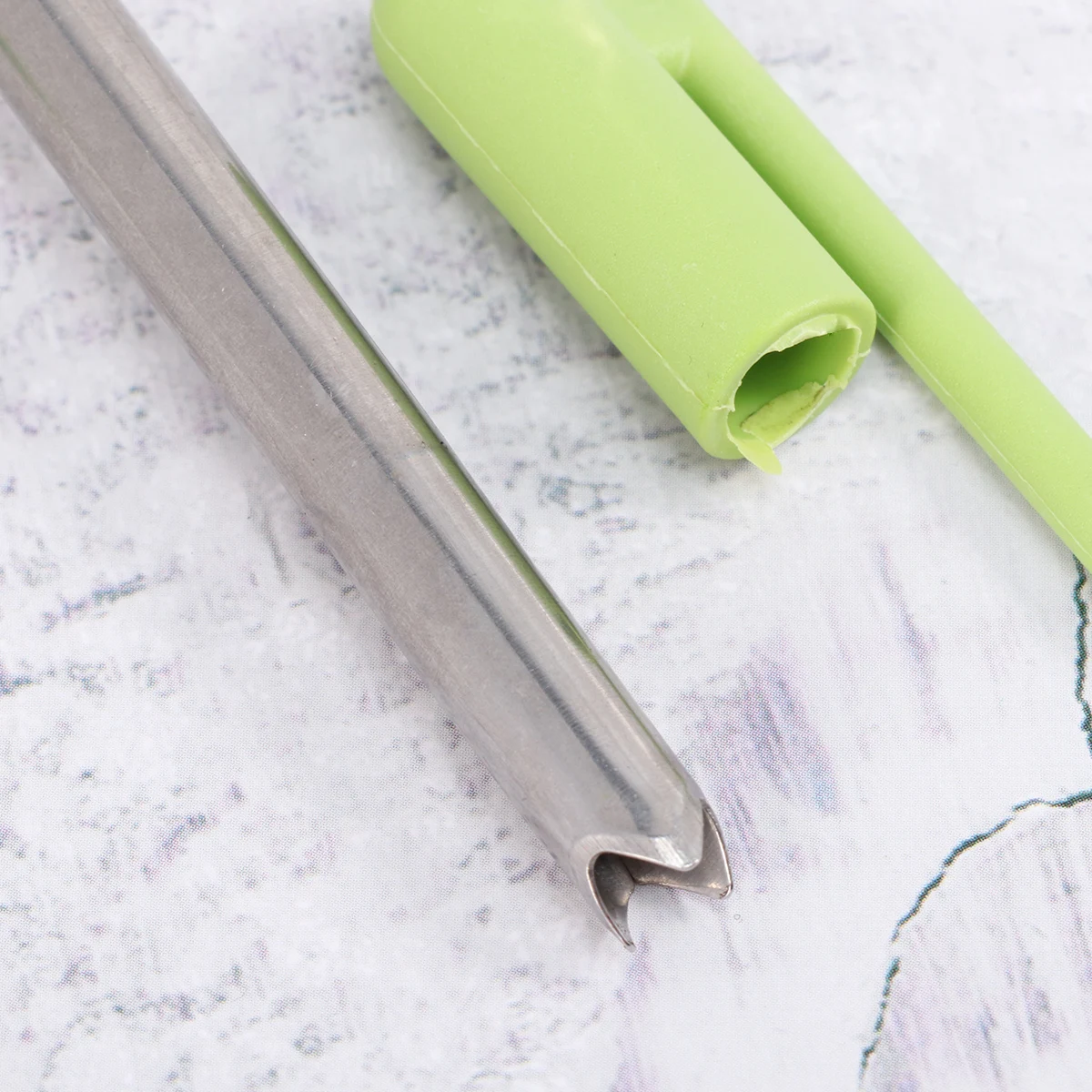 

Stainless Steel Coconut Opener Tool Green Non-Slip Grip For Young Coconuts Fast Juice Extraction With Cleaning Brush