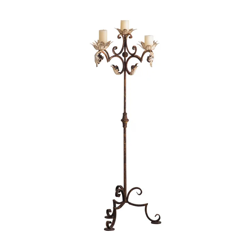 

Floor-to-ceiling candlesticks are creative and old, wrought iron decorative ornaments, bedrooms, vertical antique