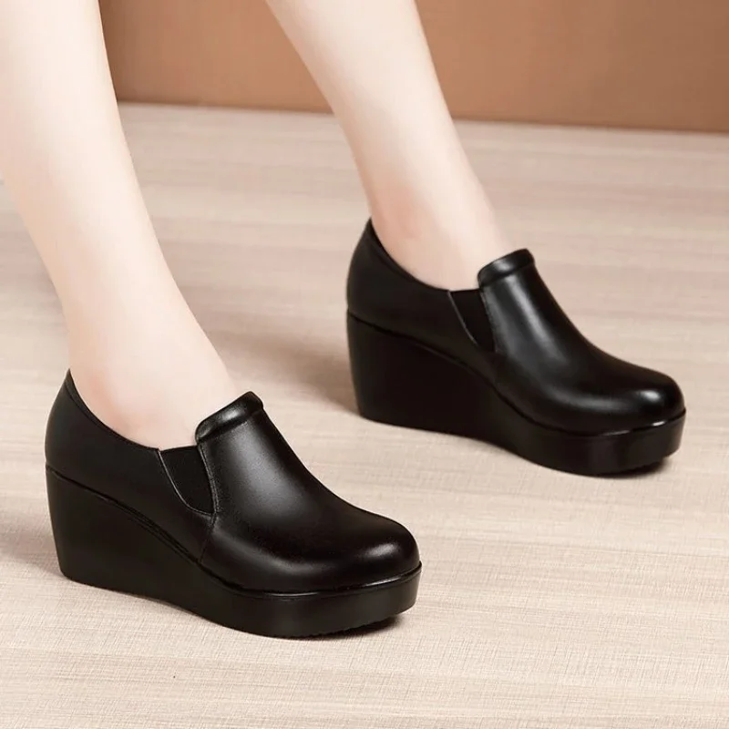 

Женские кожаные туфли на танкетке. Осенние простые и повседневные рабочие туфли. Черные туфли для мам на платформе с круглым носком и нескользящей подошвой.
