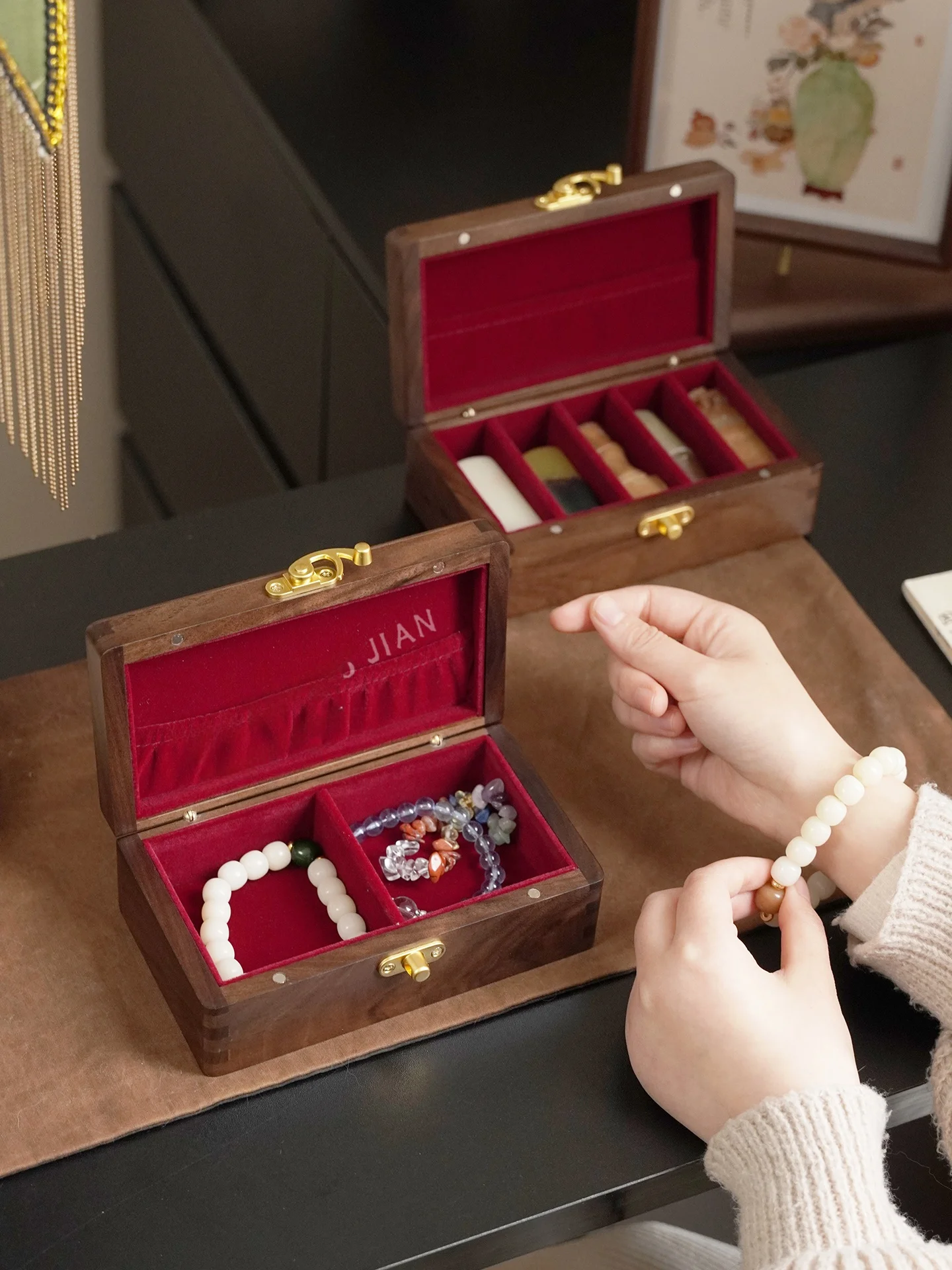 

High-End Crystal Bracelet Storage Box Walnut Wooden Divided Carent Jewelry Box Handmade Desktop Organizer for Everyone