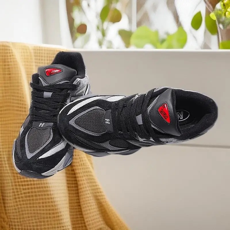 

Универсальные осенние и зимние кроссовки: прочная резиновая подошва с уникальным рисунком для длительного ношения.