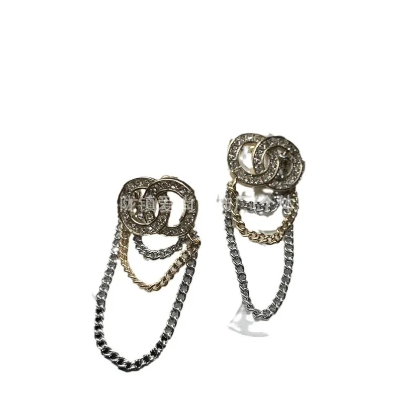 Temperamento francese superiore Orecchini a bottone con perle di lettere tempestate di diamanti lucidi della corte delle celebrità