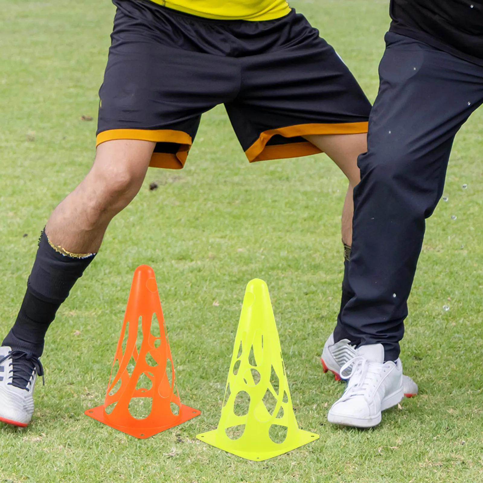 

Набор из 4 прочных конусов для тренировок по футболу, хорошо заметные на траве, для использования в помещении и на улице, для упражнений на координацию рук и глаз, спортивные конусы