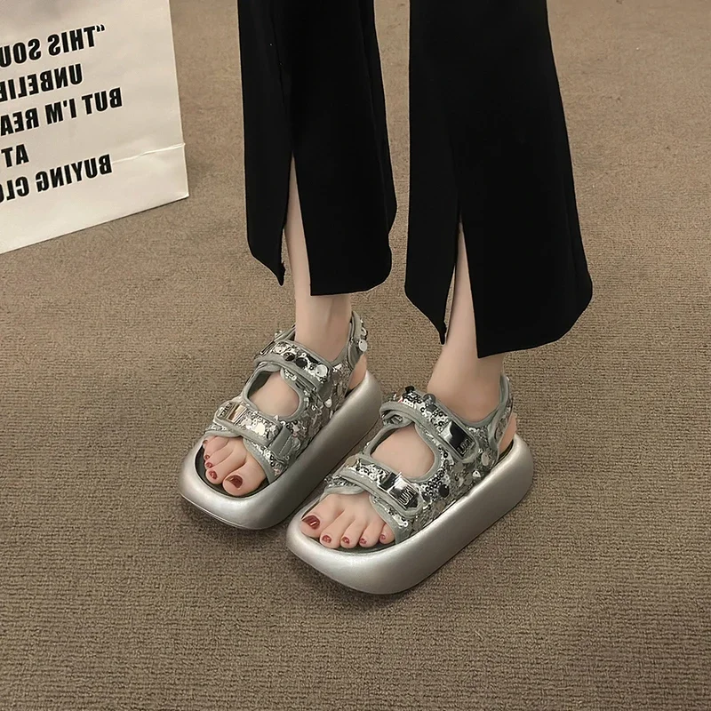 Женские сандалии с пайетками, 35–40, удобные спортивные сандалии на липучке с толстой подошвой и открытым носком, с одной пряжкой и ремешком, повседневная пляжная обувь