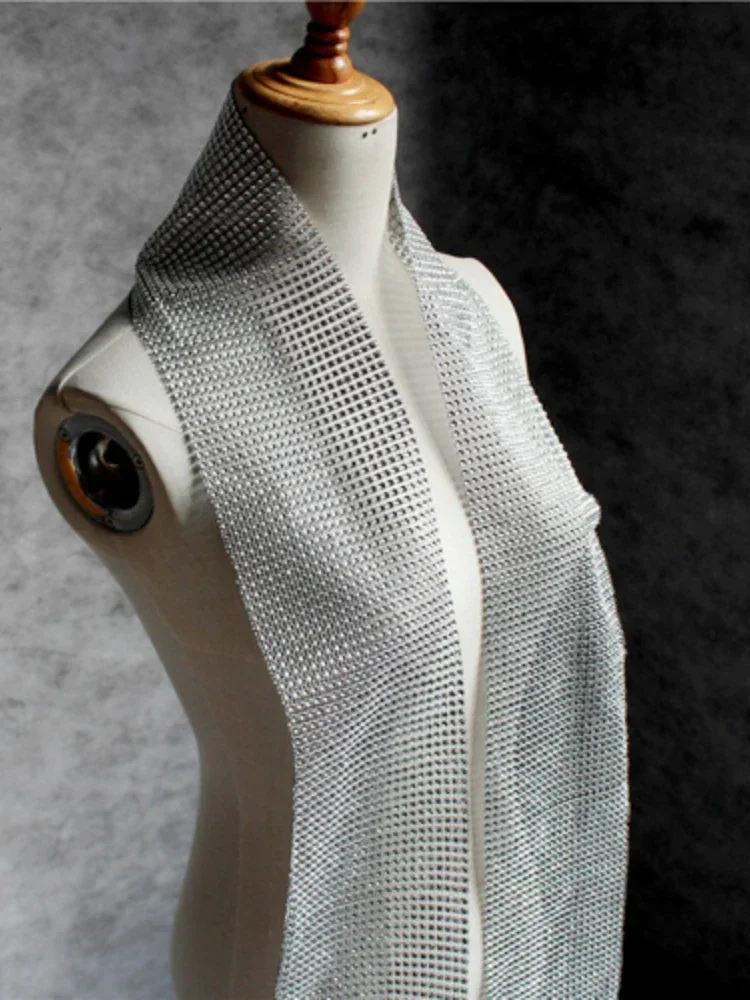 Tessuto di maglia del diamante dell\'acqua del nastro d\'argento scintillante per la decorazione creativa della tenda del mestiere accessori del