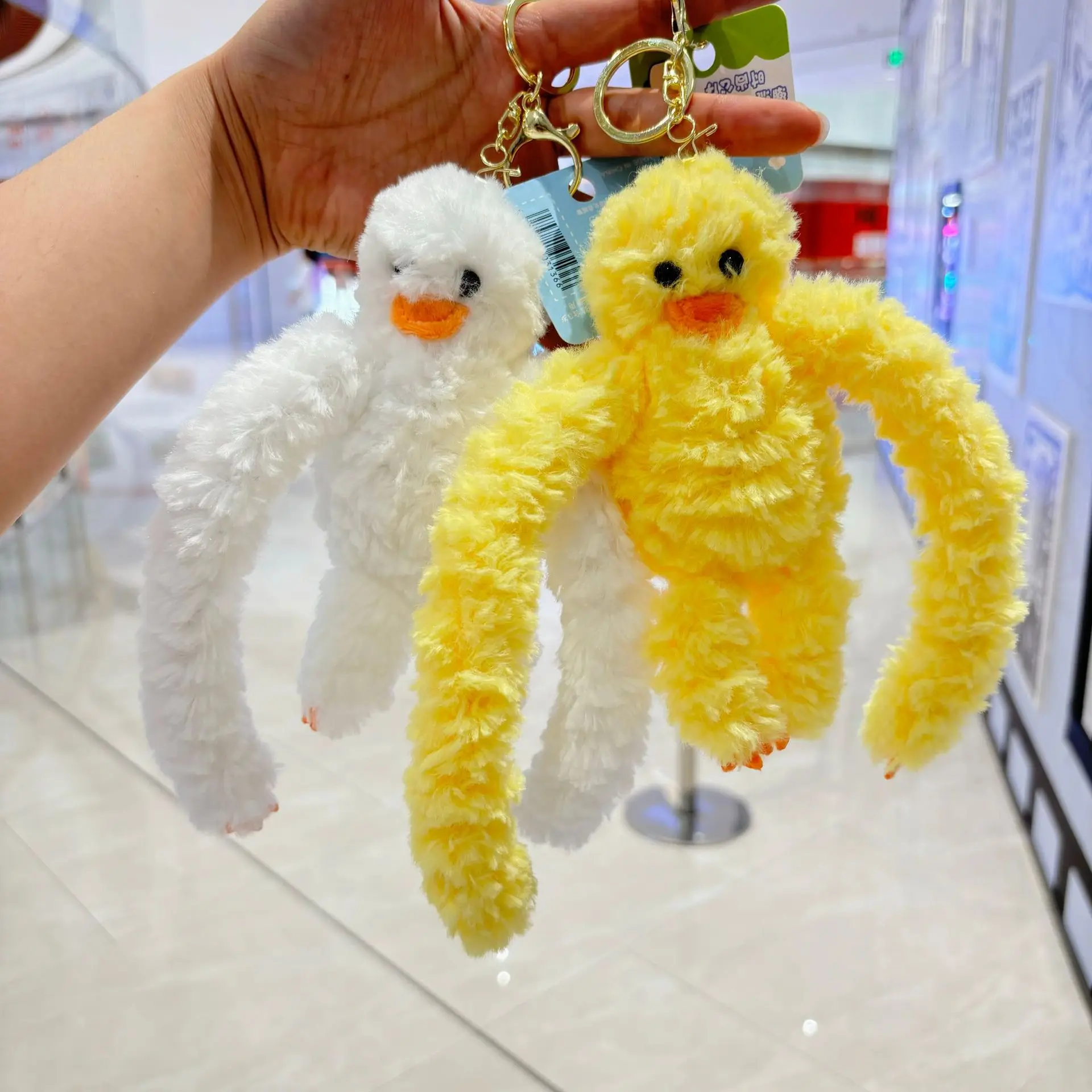 Minat baru dapat dimainkan lengan panjang pemeluk bebek mainan lembut kartun kunci liontin indah