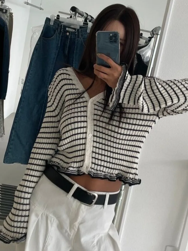 

Faionable Korean Sle Striped V-Ne Knitwear Top with Wood ain Color Blo Spring Summer New Arrival Women's Clothing