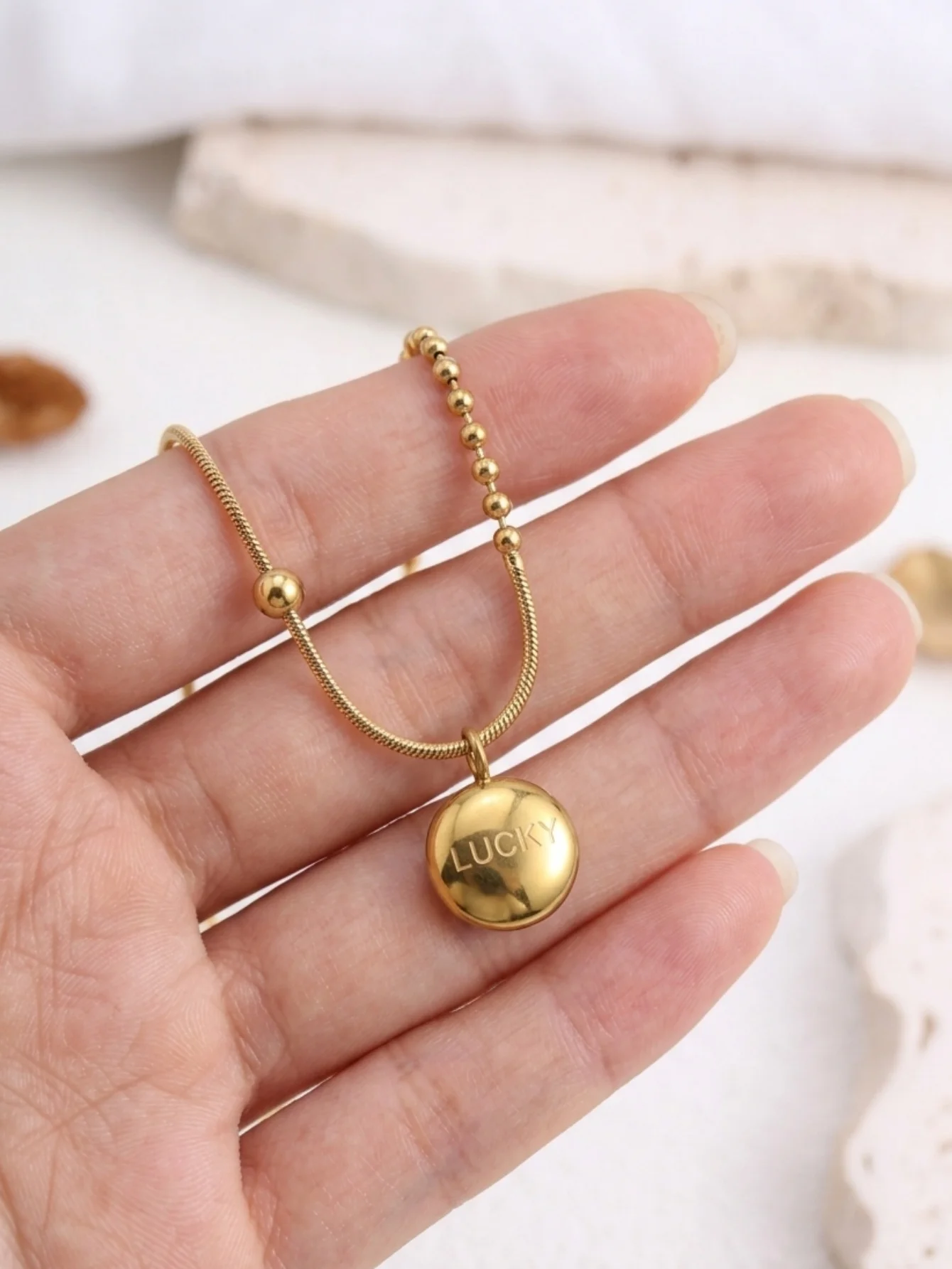 Collar de cadena de serpiente con colgante redondo de la suerte chapado en oro de 18 quilates de acero inoxidable, con texto en inglés de buena suerte, cadena fina para clavícula, adecuado para el uso diario de mujeres, regalo sorpresa de cumpleaños, para ir al trabajo, ir de compras, accesorio de lujo ligero, para sesiones de fotos de viaje, uso individual o en capas para múltiples ocasiones