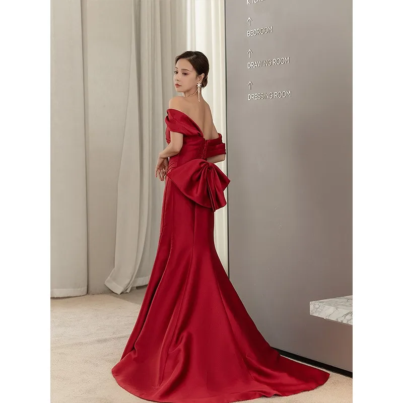 Wijnrode satijnen one-shoulder prestatie fishtail banket roosterjurk