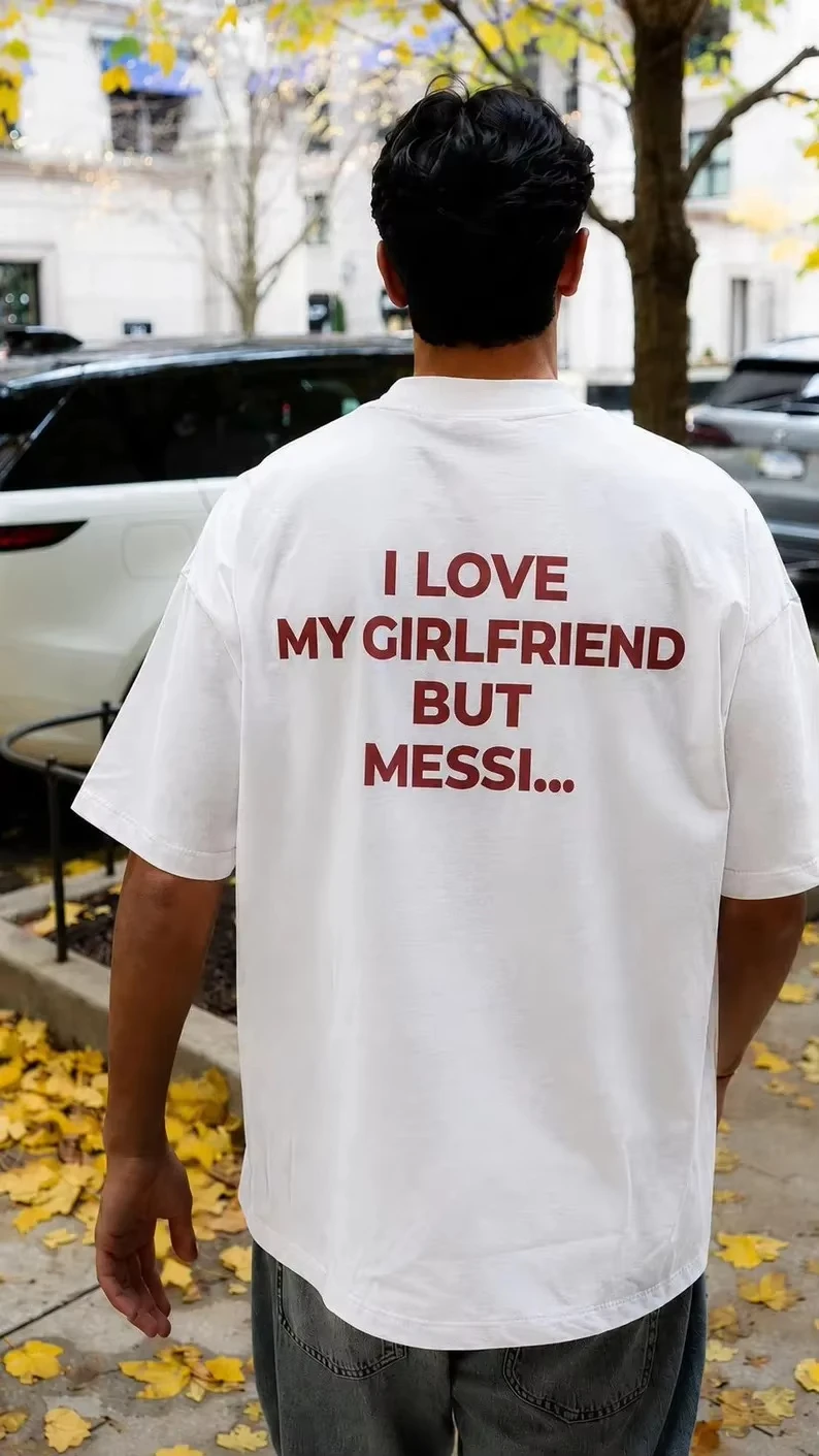 Ich liebe meine Freundin, aber ich liebe Messi-Shirt, lustiges Fußball-Fan-T-Shirt, minimalistisches Print-Shirt, Fußball-Liebhaber-Geschenk, Streetwear-Grafik-T-Shirt – Detail 6