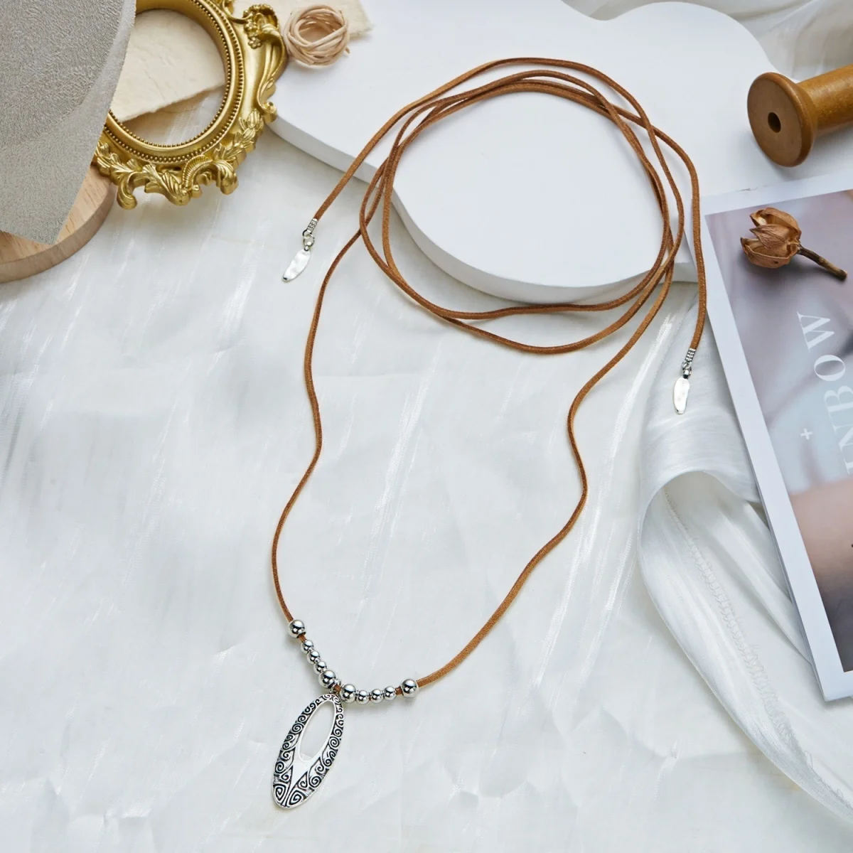 Ethnische Tribal-Halskette in Antiksilber-Optik mit Spiralmuster, Hohlem Oval-Anhänger und Braunem Lederband für Damen, Vintage Choker-Schmuck – Detail 23