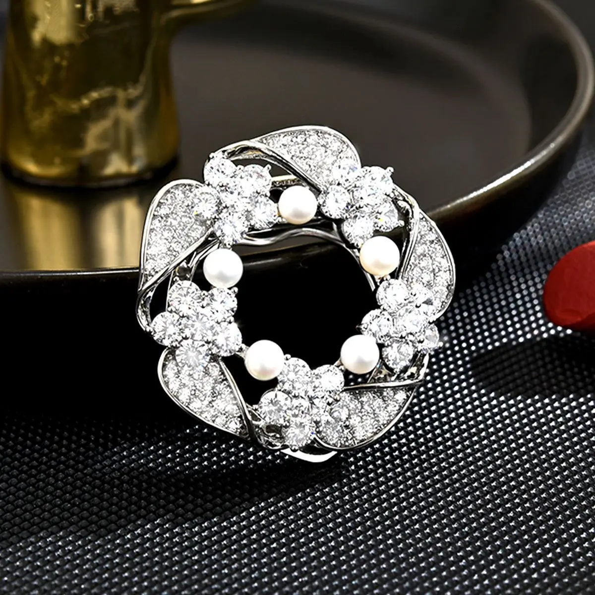 High-end Freshwater Pearl Fashion Flower Brooches Light Luxury Micro-inlaid Zircon Suit Corsage Accessories Scarf Button Pin