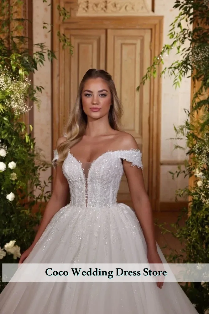 تخصيص حساسة الكرة بثوب فساتين الزفاف العميق الخامس الرقبة قبالة الكتف مطرزة زين قطار المحكمة فساتين الزفاف