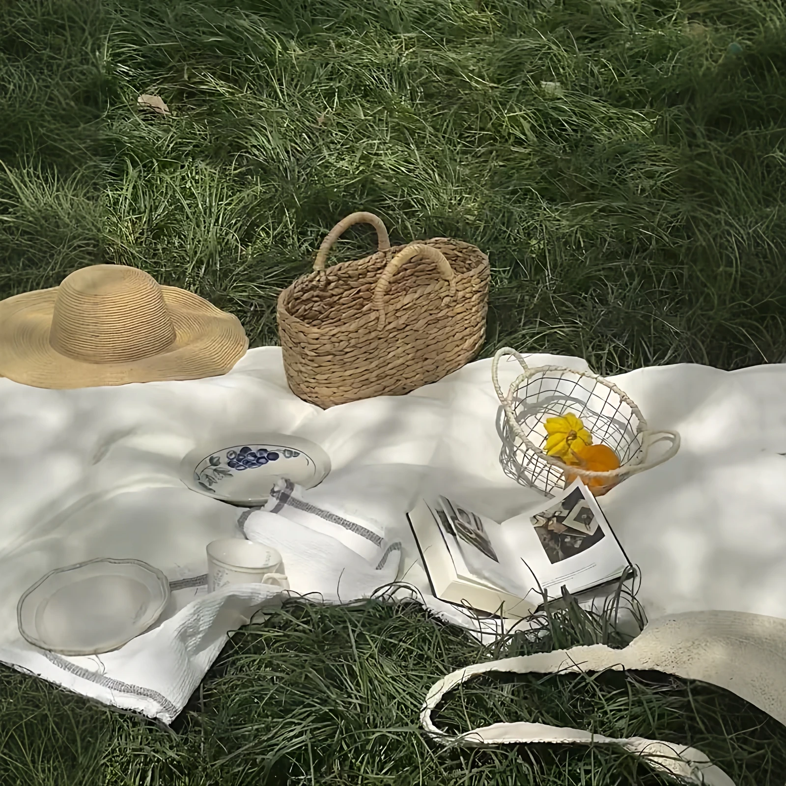 

Outdoor Picnic Basket Handwoven Fruit Storage Basket Food Storage Basket Shopping Basket Photography Props Camping Supplies