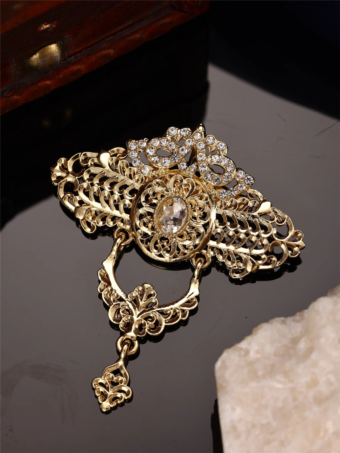1 Piece of Classical Floral Carved Brooch for Women, with Three-Dimensional Filigree Hollowed-Out Patterns Throughout, Inlaid with Small Rhinestones, Exclusive Jewelry Brooch for Moroccan Women's Weddings and Evening E