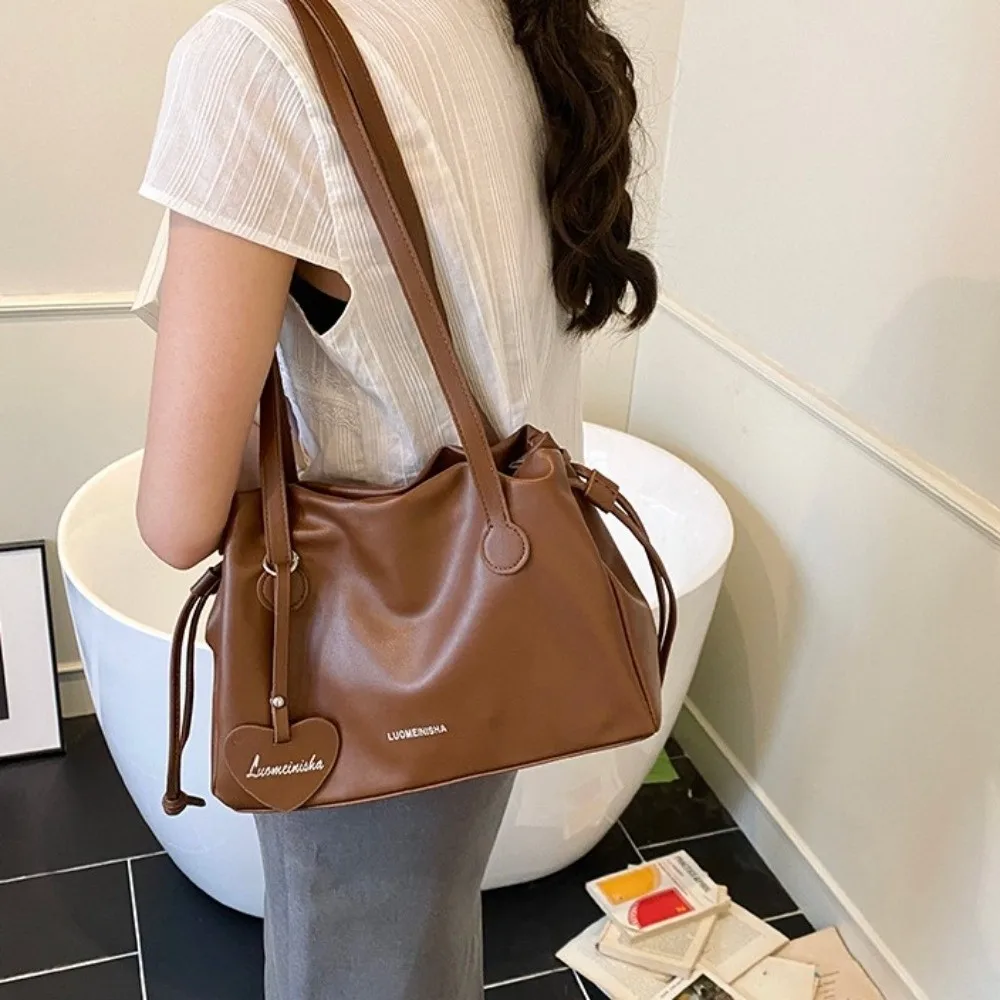 

Love Pendant Large PU Handbag Shoulder Pouch Crossbody Bag PU Leather Shoulder Bag Large Capacity Tote Storage PU Underarm Bag