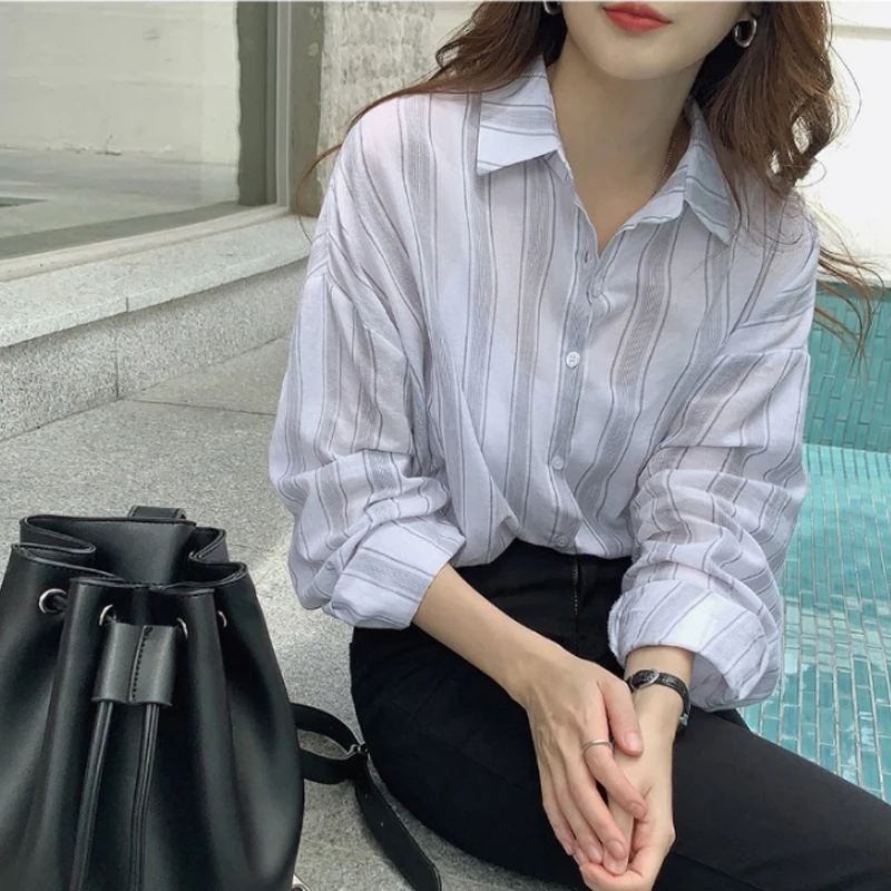 숙녀 블루 화이트 세로 줄무늬 셔츠 여름 202 새로운 스타일 긴 소매 중간 길이 태양 보호 폴로 칼라 블라우스