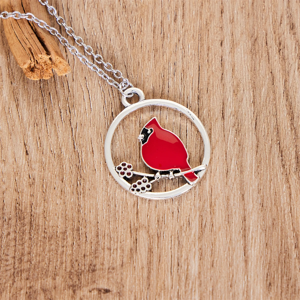 New Red Woodpecker Necklaces Woman Vintage Round Shape Hollow Design Animal Pendant Necklace For Ladies Jewelry Accessories