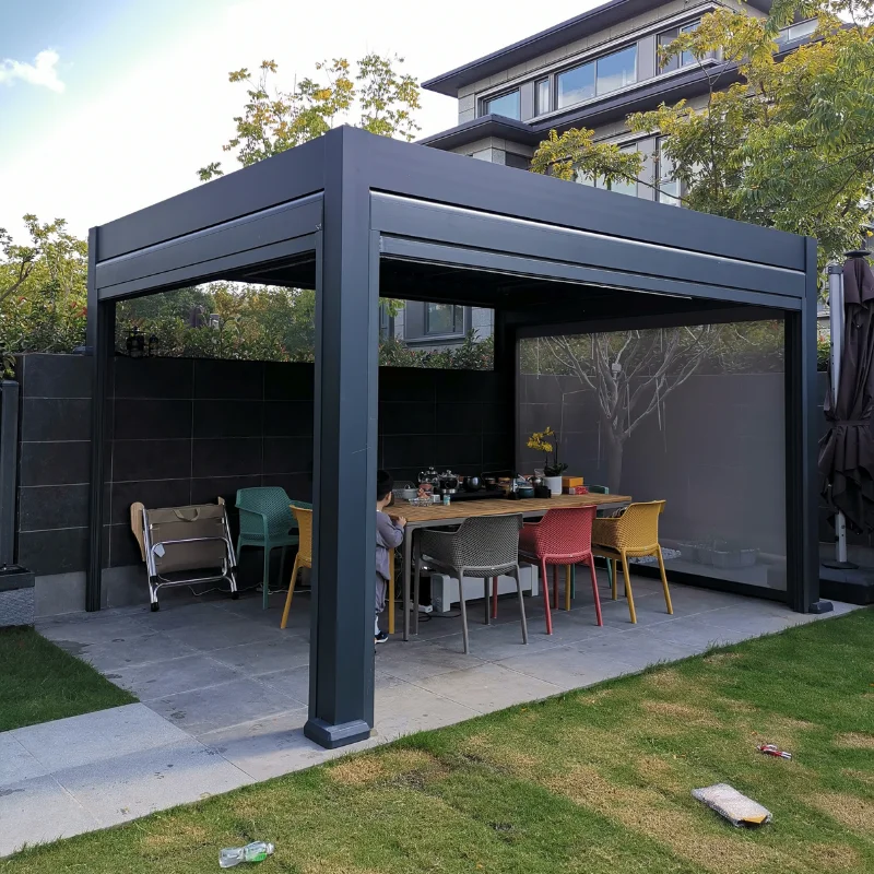 Pergola motorisée en aluminium tonnelle bioclimatique lumières LED toit à persiennes portes coulissa