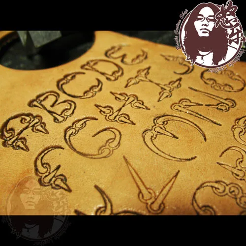 Unique Leather Work - 36個入りレザー刻印用A-Z 0-9文字型手彫りユニークデザイン革細工ツール、革刻印ツール付き