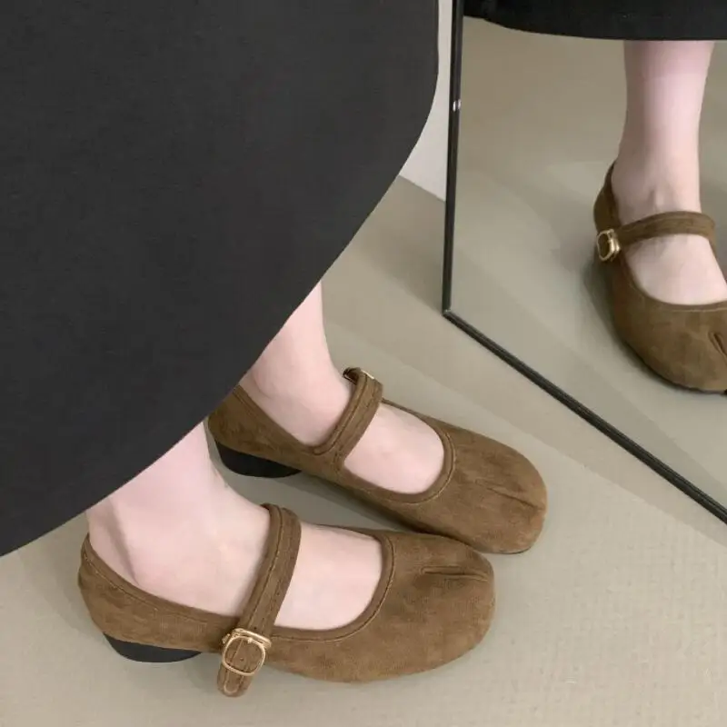 New Tabi Ninja Shoes Women Round Slilt Toe Shallow Buckle Casual Ballet Shoes Suede Eelgant Dress Thick Heel Mary Jane Shoes