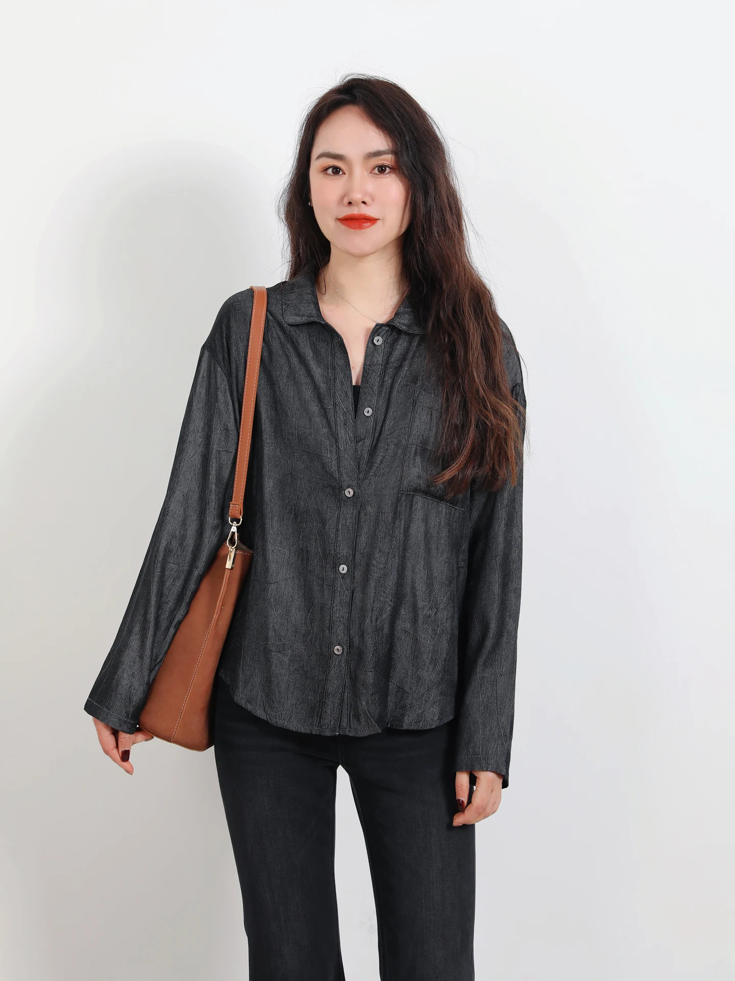 

Весна 2026: Женская повседневная комфортная дышащая рубашка с длинным рукавом на пуговицах, свободного прямого кроя, визуально стройнящая фигуру