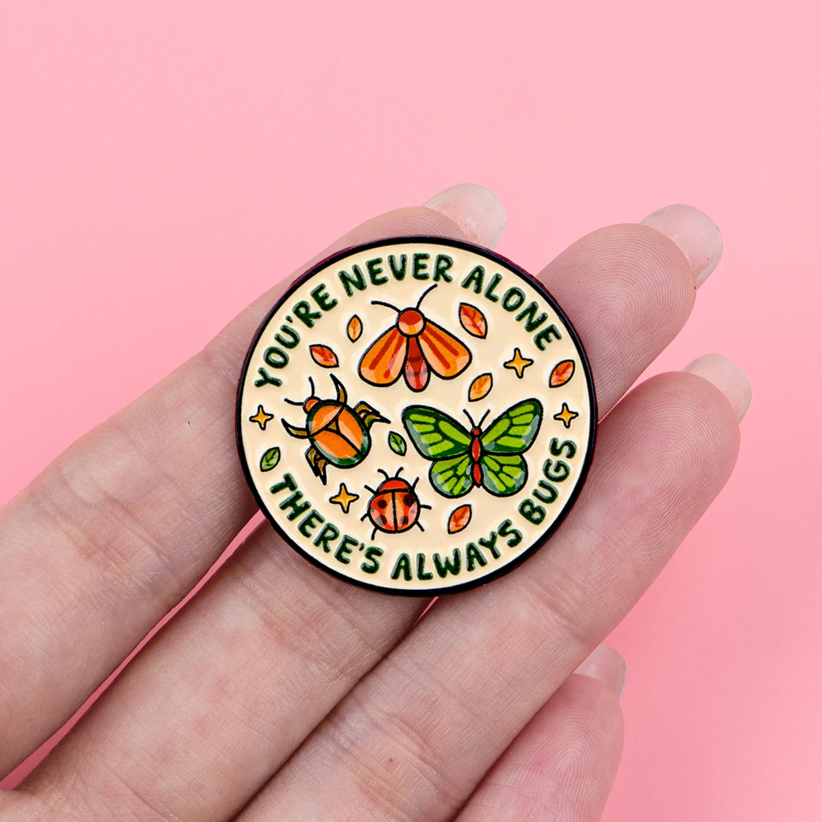 Du bist nie allein, es gibt immer Käfer – Emaille-Pin, niedliche Insekten-Brosche, Anstecknadeln, Abzeichen für Rucksack, Modeschmuck, Geschenke für Freunde – Detail 1